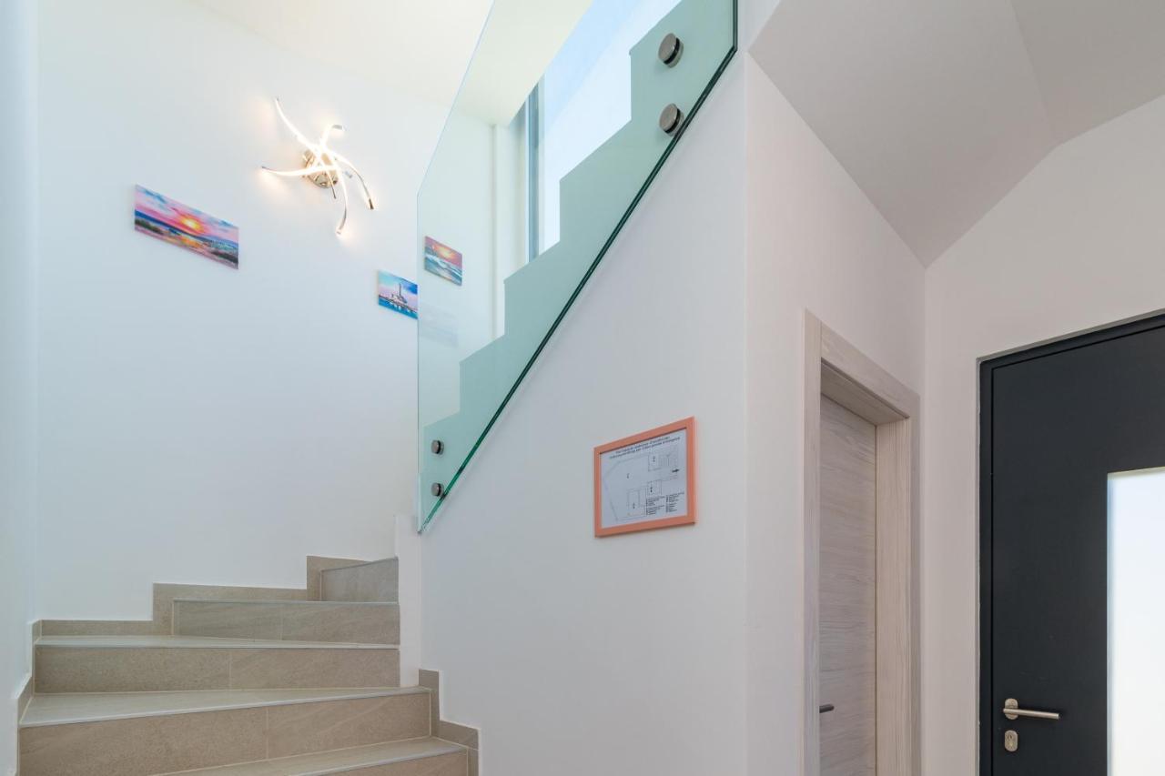 Villa Elena Deluxe Mit Whirlpool Und Beheiztem Pool Am Meer Und Wunderschoenen Blick Auf Die Brijuni Inseln Fažana Exterior foto