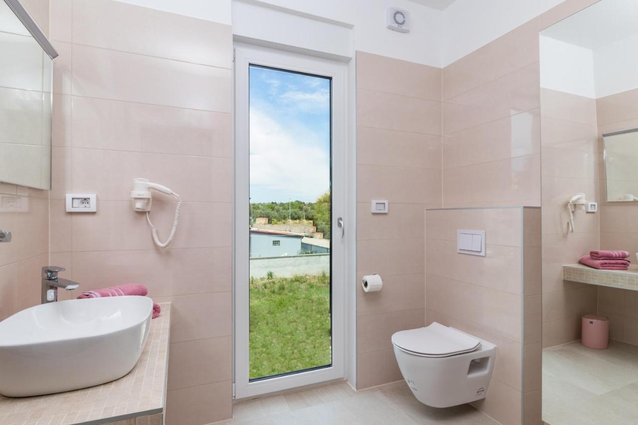 Villa Elena Deluxe Mit Whirlpool Und Beheiztem Pool Am Meer Und Wunderschoenen Blick Auf Die Brijuni Inseln Fažana Exterior foto
