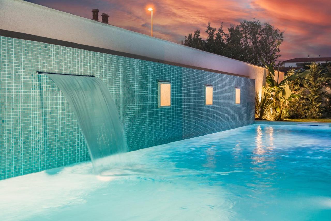Villa Elena Deluxe Mit Whirlpool Und Beheiztem Pool Am Meer Und Wunderschoenen Blick Auf Die Brijuni Inseln Fažana Exterior foto