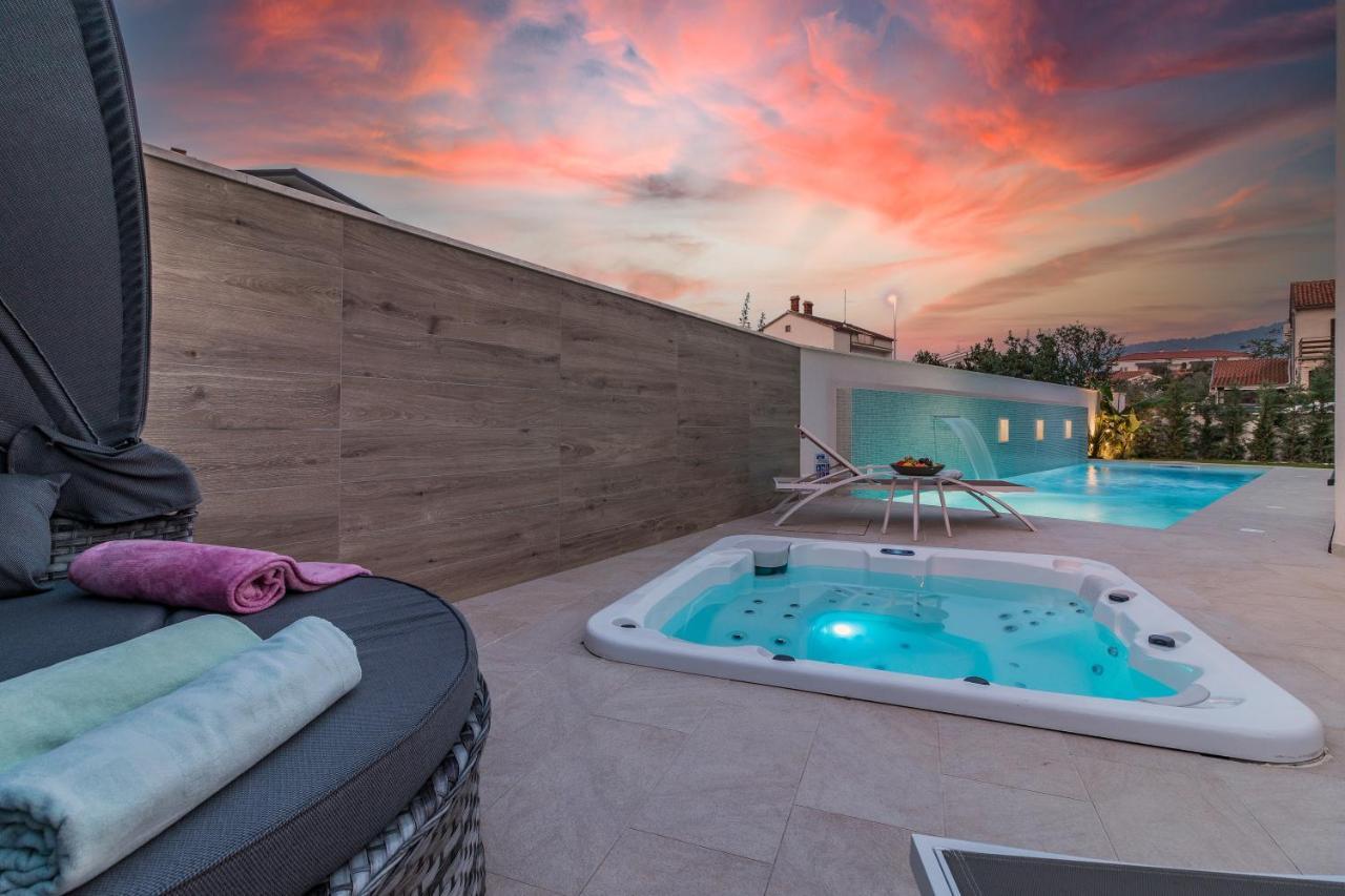 Villa Elena Deluxe Mit Whirlpool Und Beheiztem Pool Am Meer Und Wunderschoenen Blick Auf Die Brijuni Inseln Fažana Exterior foto