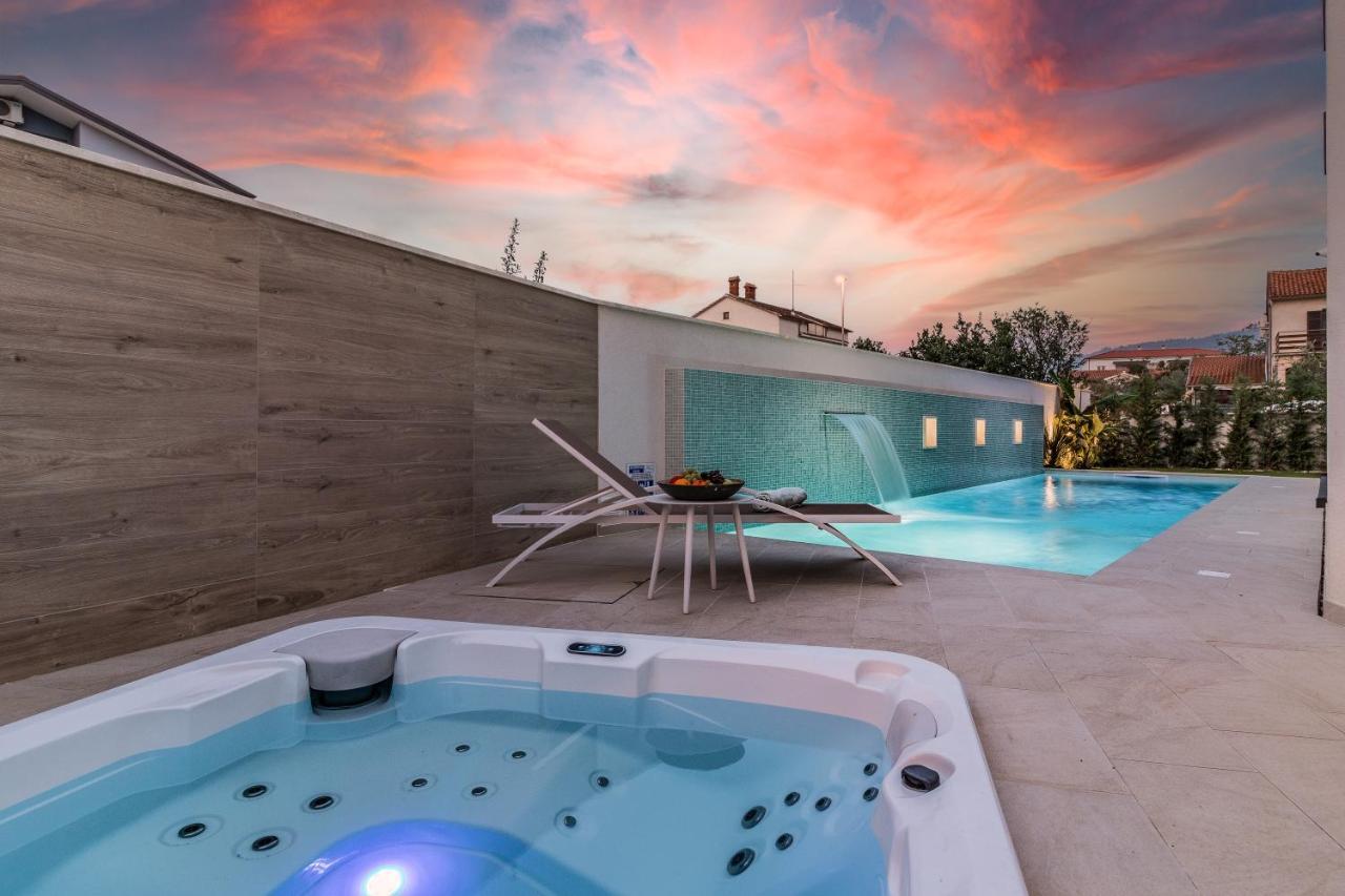 Villa Elena Deluxe Mit Whirlpool Und Beheiztem Pool Am Meer Und Wunderschoenen Blick Auf Die Brijuni Inseln Fažana Exterior foto